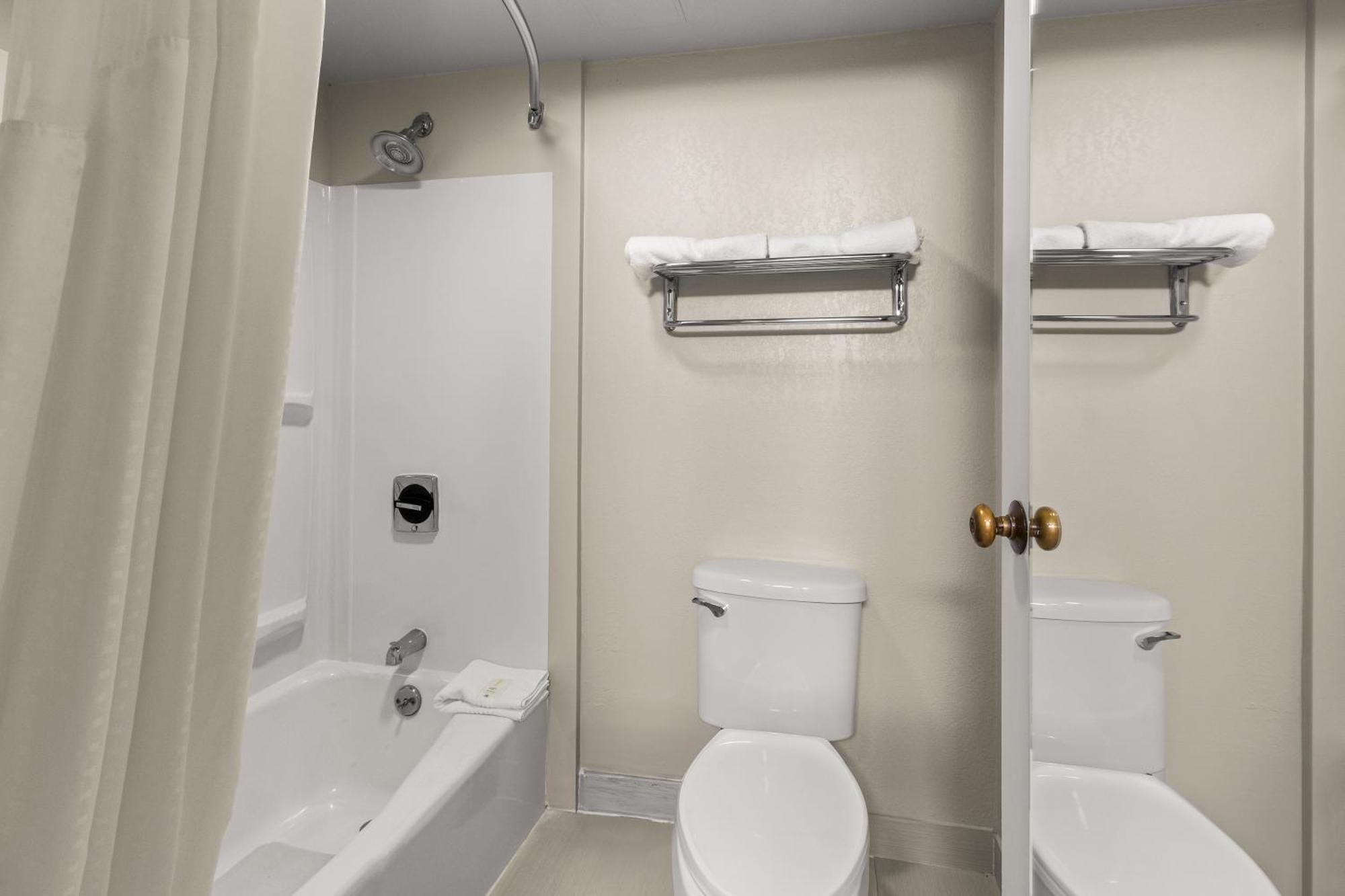 Suburban Studios Altoona Bagian luar foto