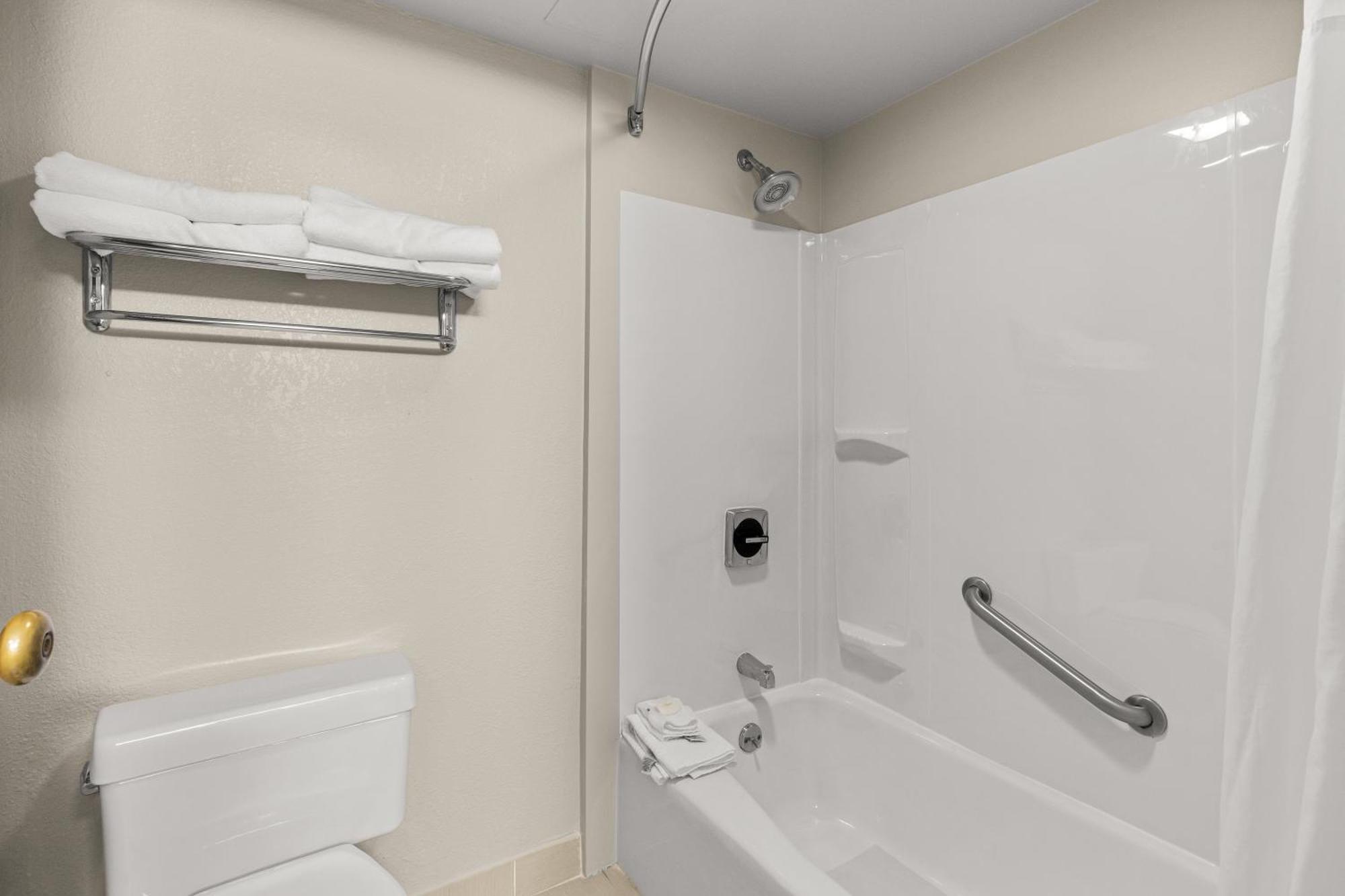Suburban Studios Altoona Bagian luar foto
