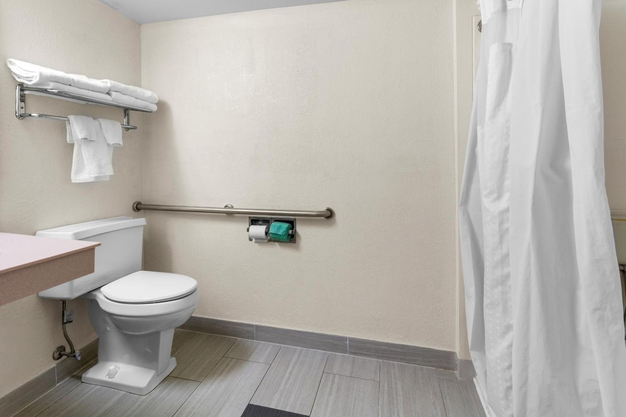 Suburban Studios Altoona Bagian luar foto