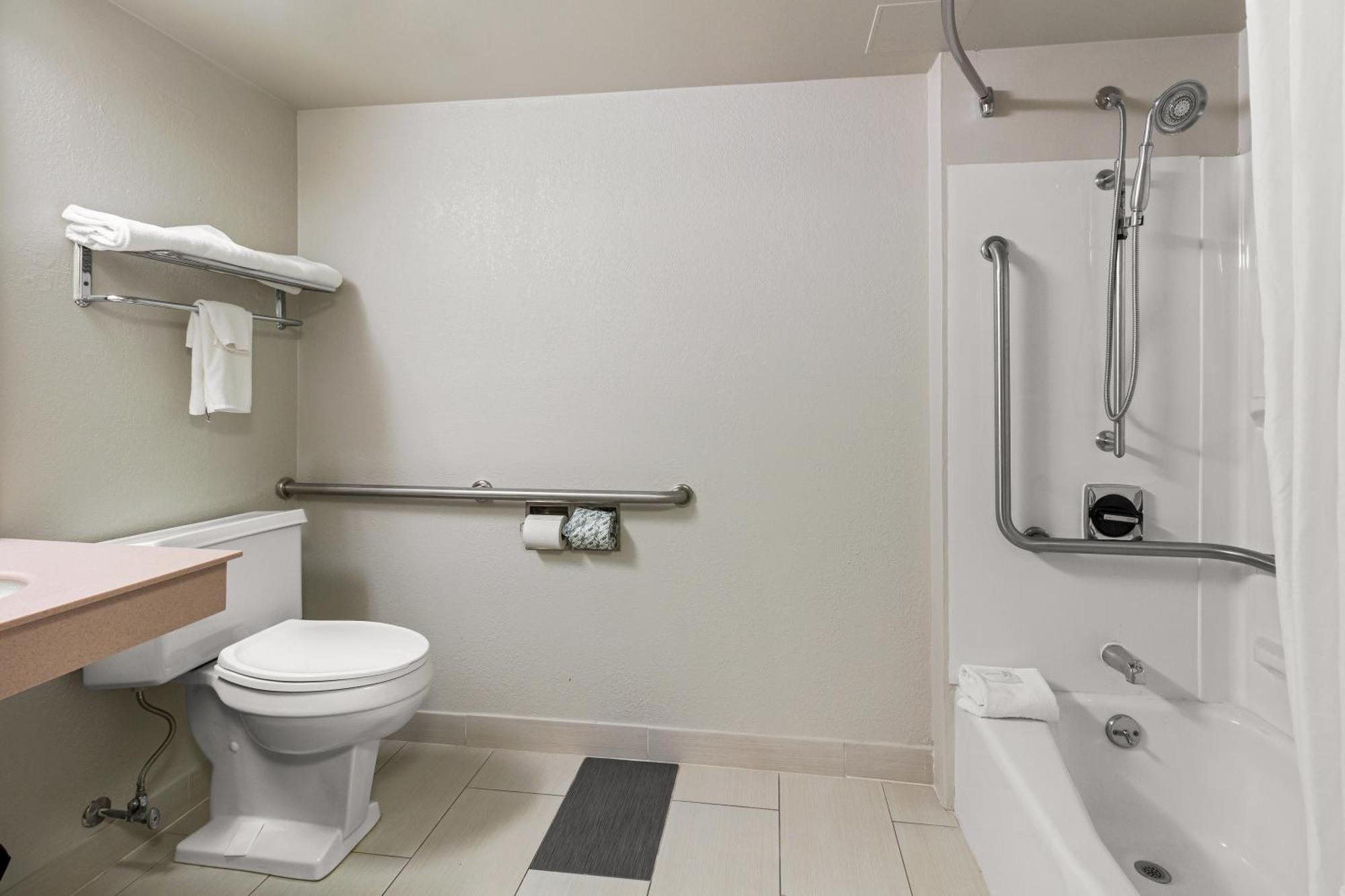Suburban Studios Altoona Bagian luar foto