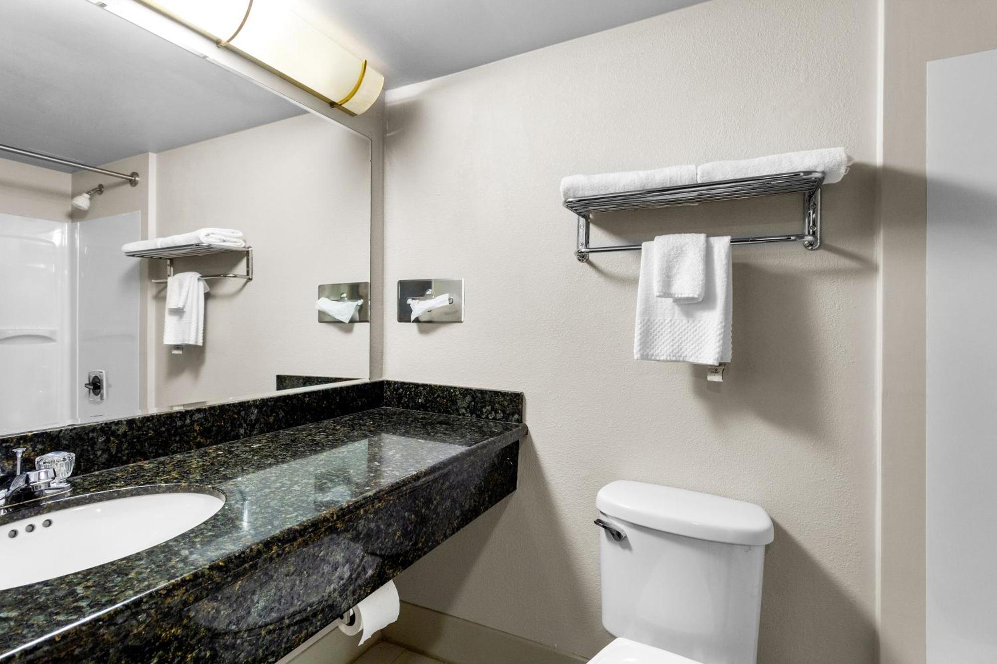 Suburban Studios Altoona Bagian luar foto