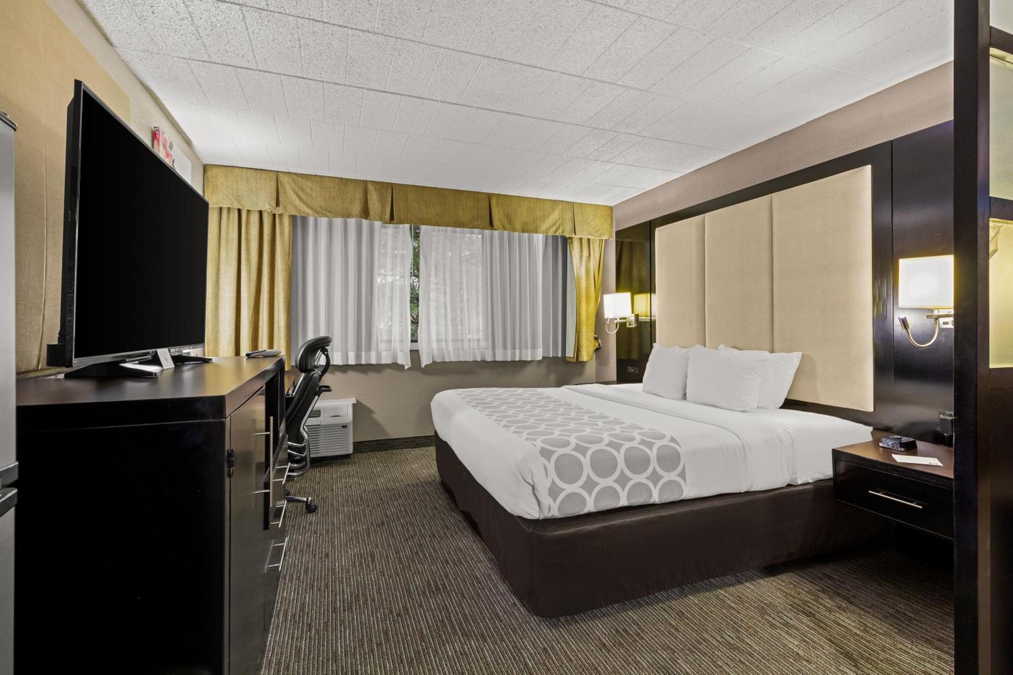 Suburban Studios Altoona Bagian luar foto